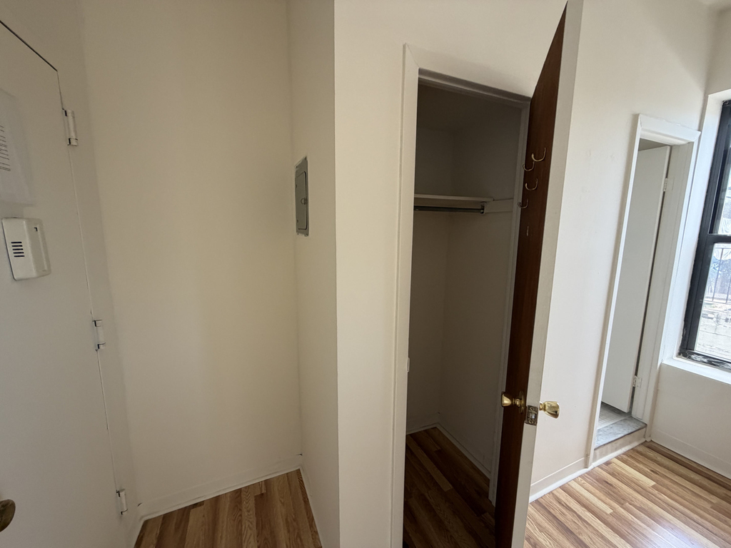 E 14th St - Photo 5
