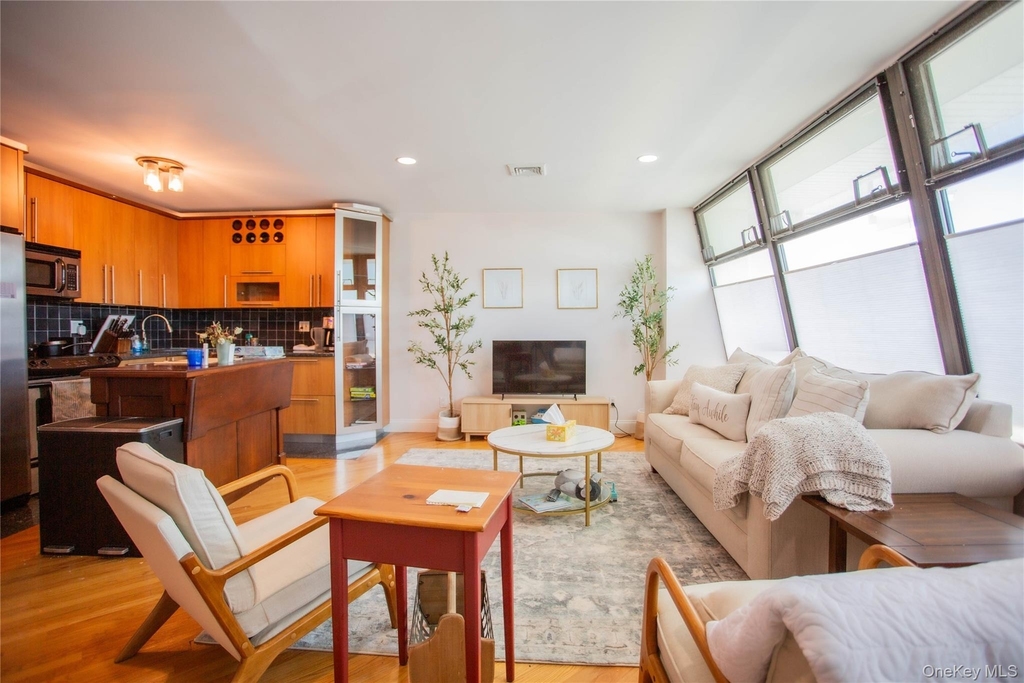 521 W Broadway - Photo 8
