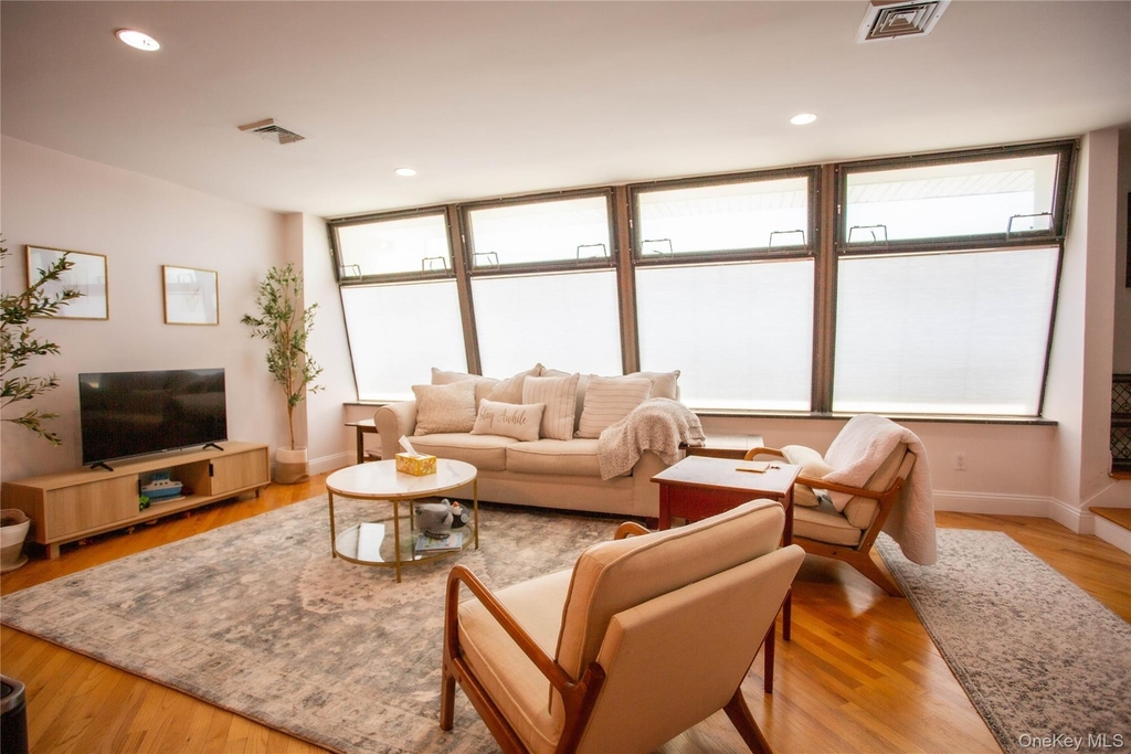 521 W Broadway - Photo 16