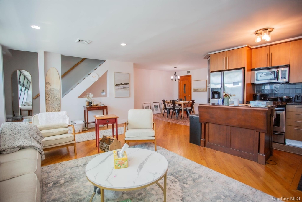 521 W Broadway - Photo 9