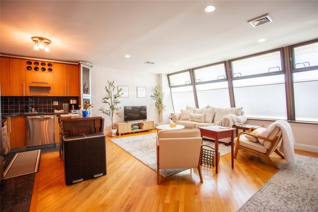 521 W Broadway - Photo 7