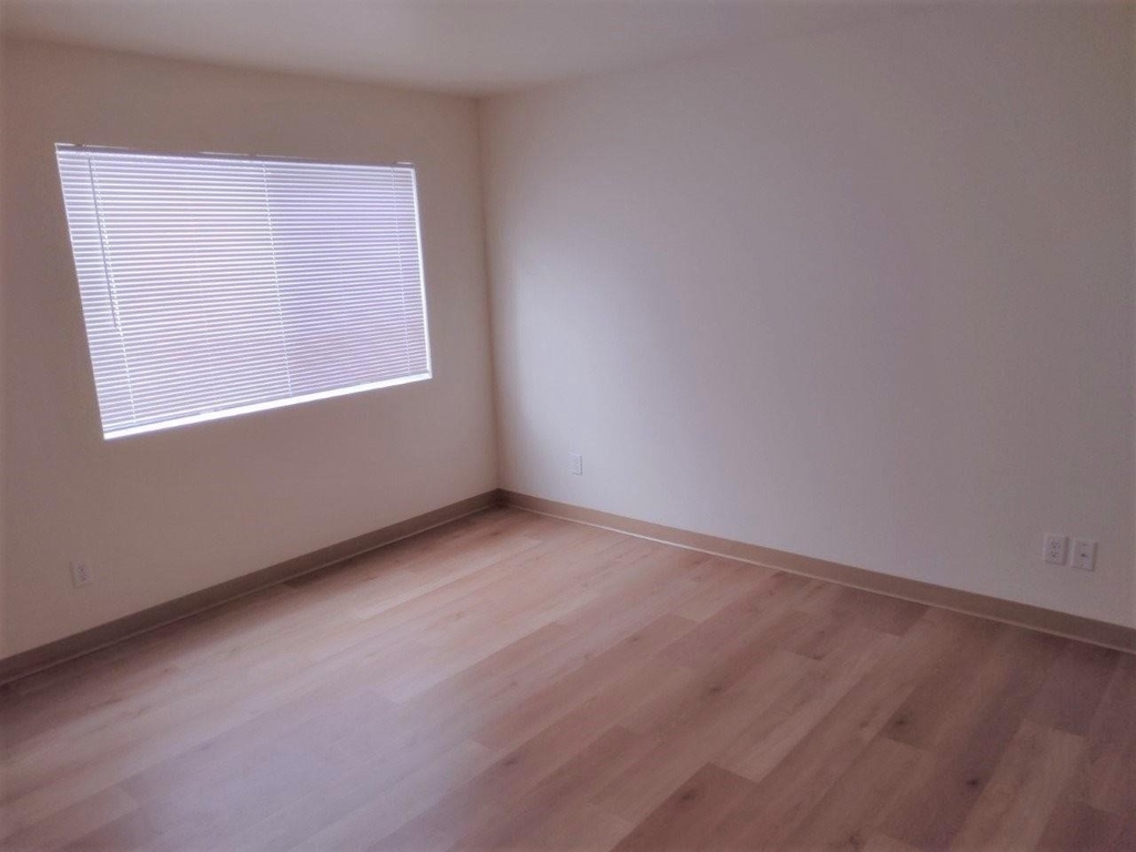 450 J St - Photo 5