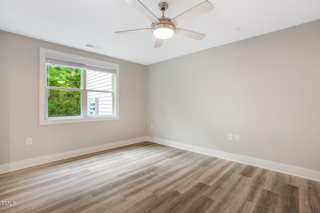 303 Linwood - Photo 7