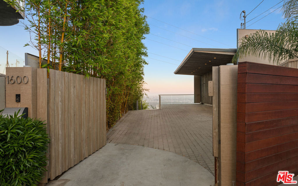 1600 Viewmont Drive - Photo 3