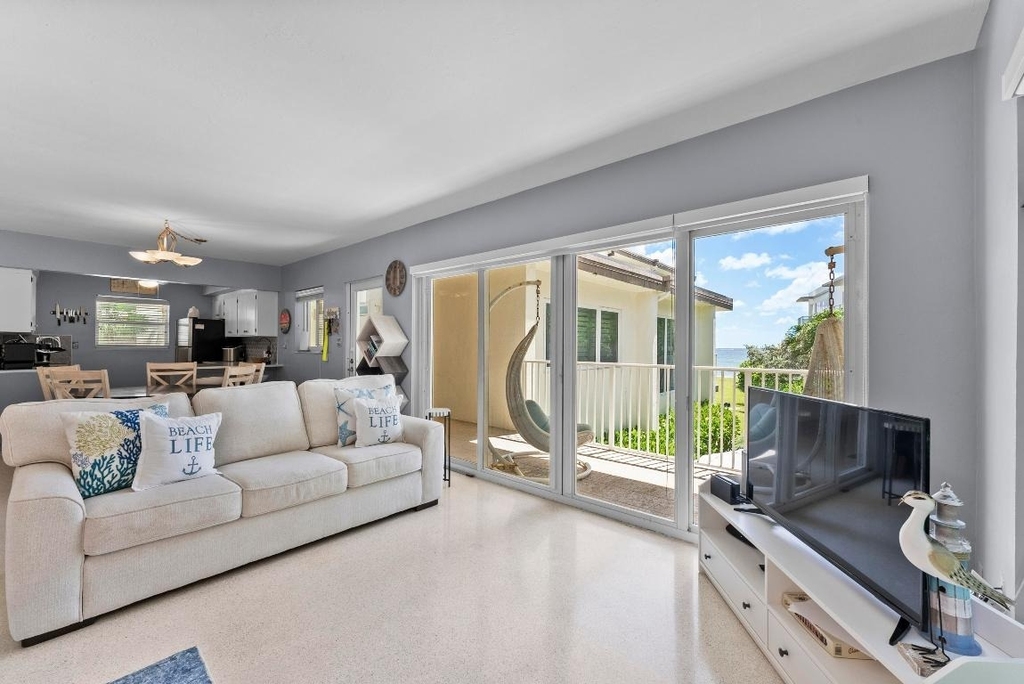 1203 Hillsboro Mile - Photo 1
