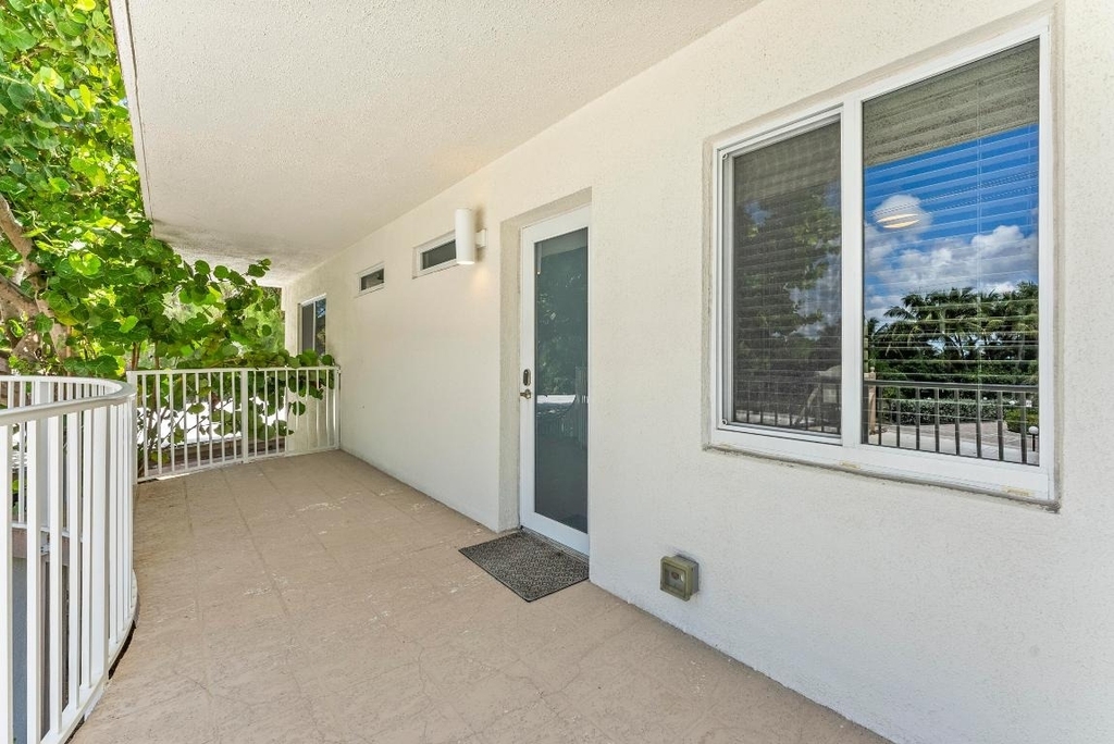 1203 Hillsboro Mile - Photo 22