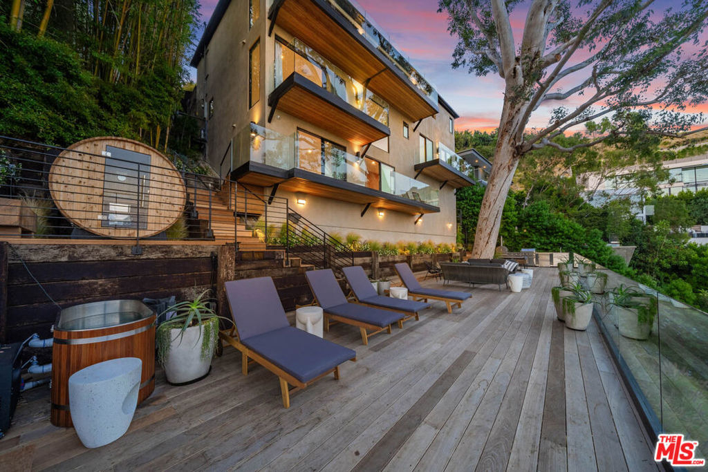 8800 Hollywood Boulevard - Photo 1