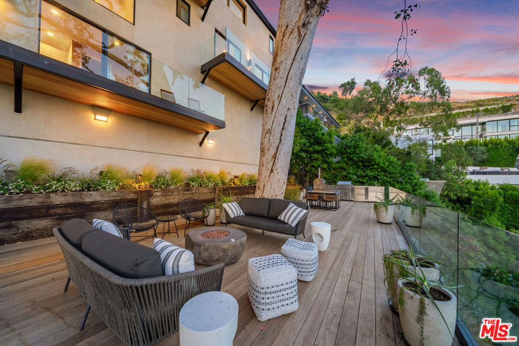 8800 Hollywood Boulevard - Photo 2