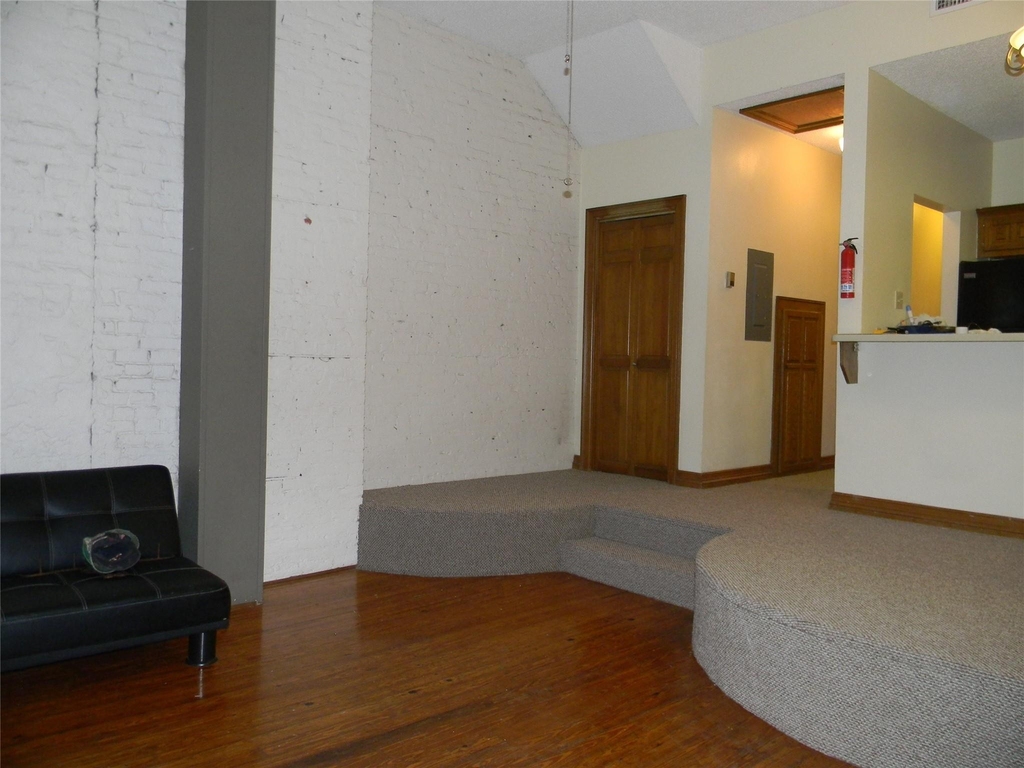 2315 Strand - Photo 2