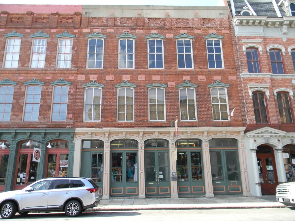 2315 Strand - Photo 0
