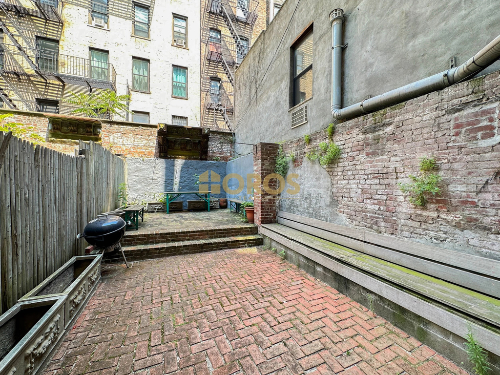 539 East 6th Street - Photo 12