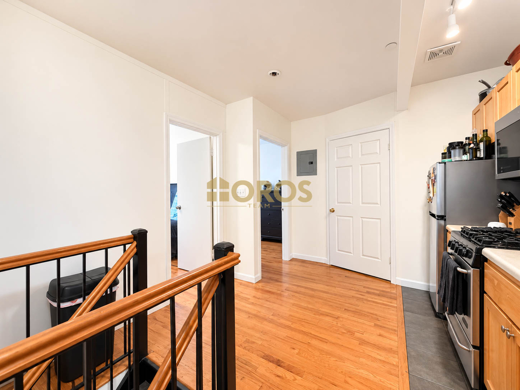 539 East 6th Street - Photo 2