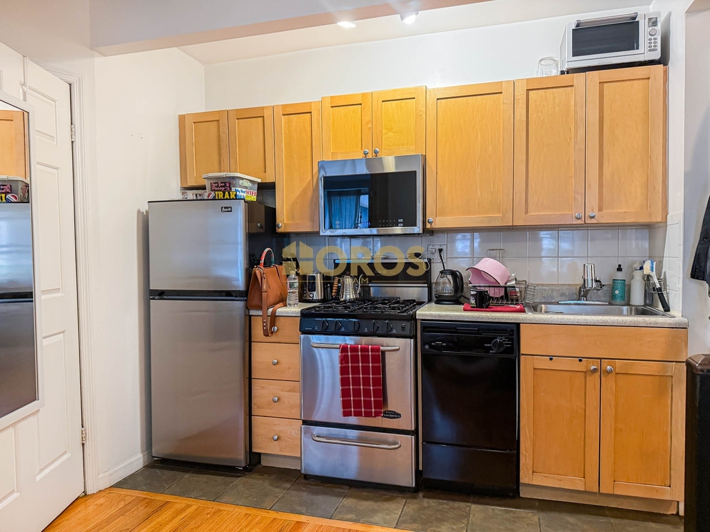 539 East 6th Street - Photo 2
