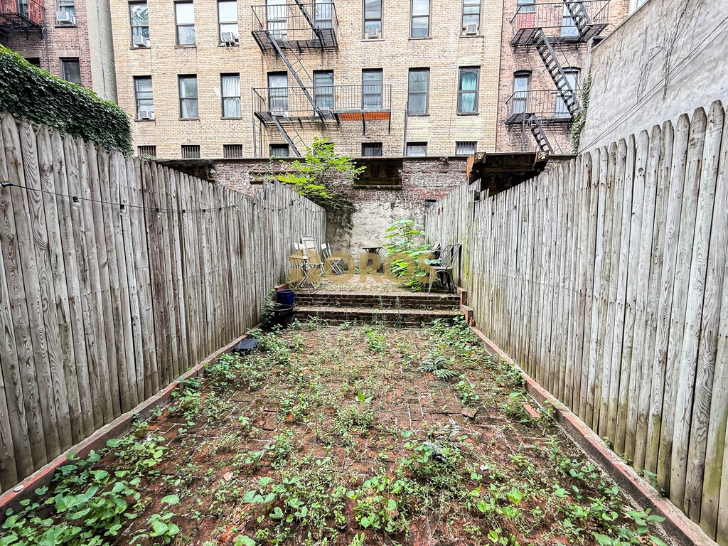 539 East 6th Street - Photo 0