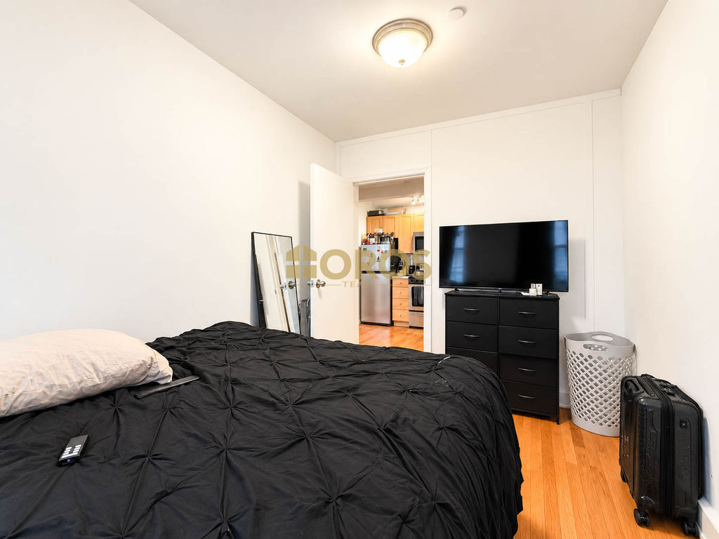 539 East 6th Street - Photo 8