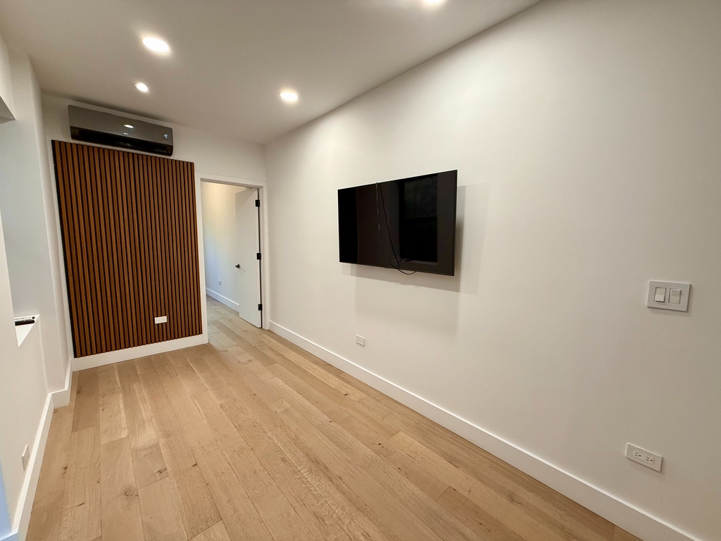 725 Knickerbocker Avenue - Photo 2