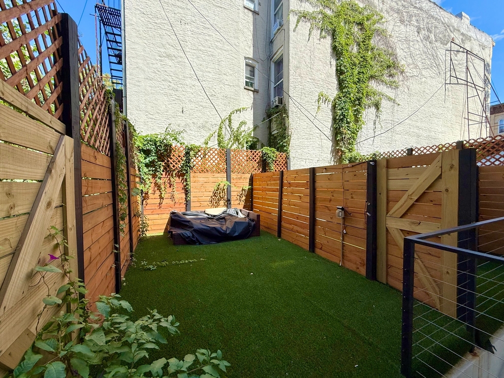 725 Knickerbocker Avenue - Photo 0