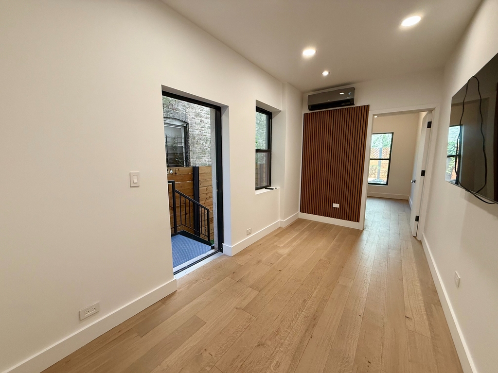 725 Knickerbocker Avenue - Photo 1