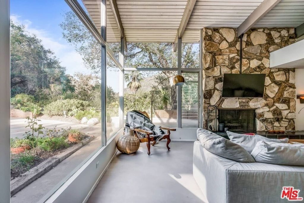 2436 Arbutus Drive - Photo 4