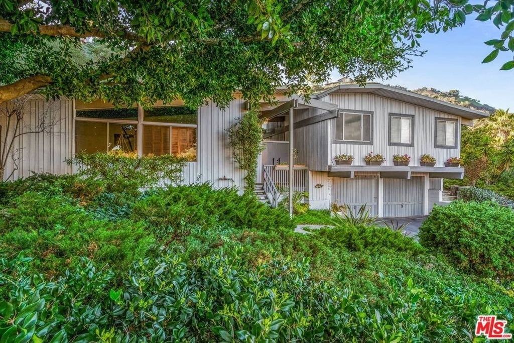 2436 Arbutus Drive - Photo 2