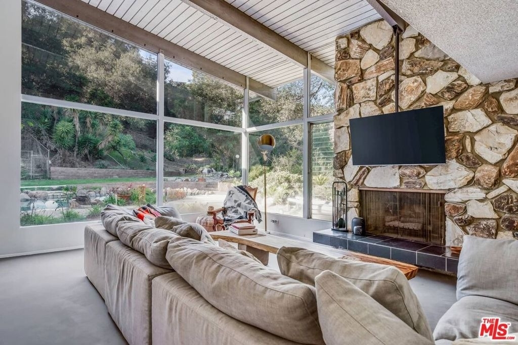 2436 Arbutus Drive - Photo 3