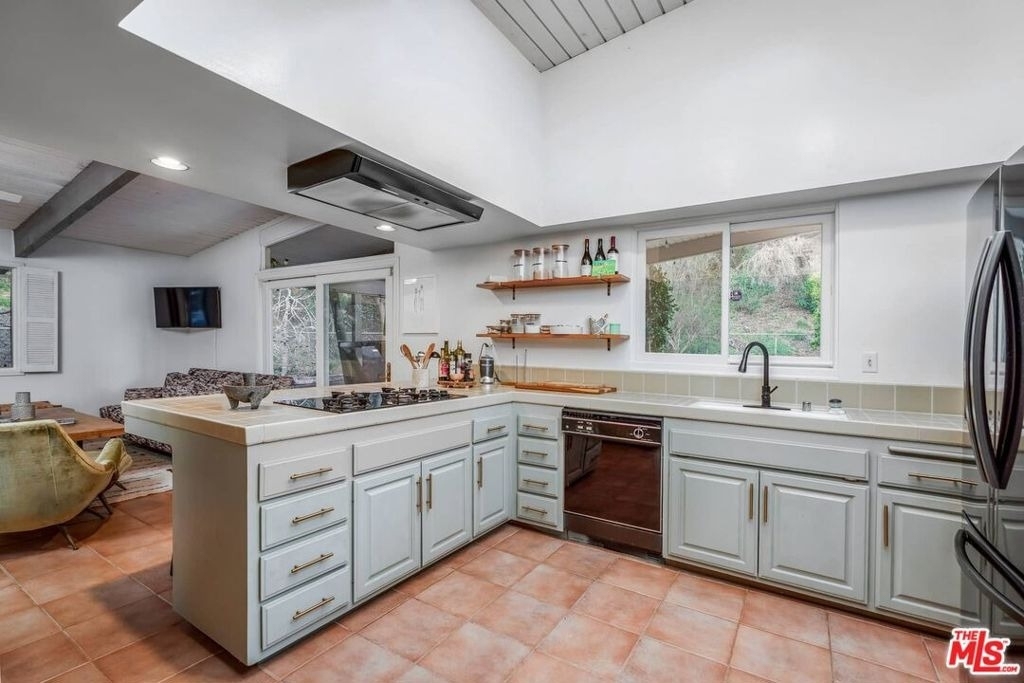 2436 Arbutus Drive - Photo 8