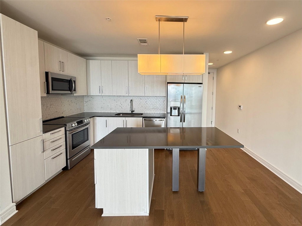 3300 Main St - Photo 1