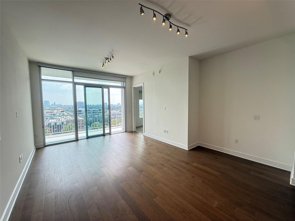 3300 Main St - Photo 2