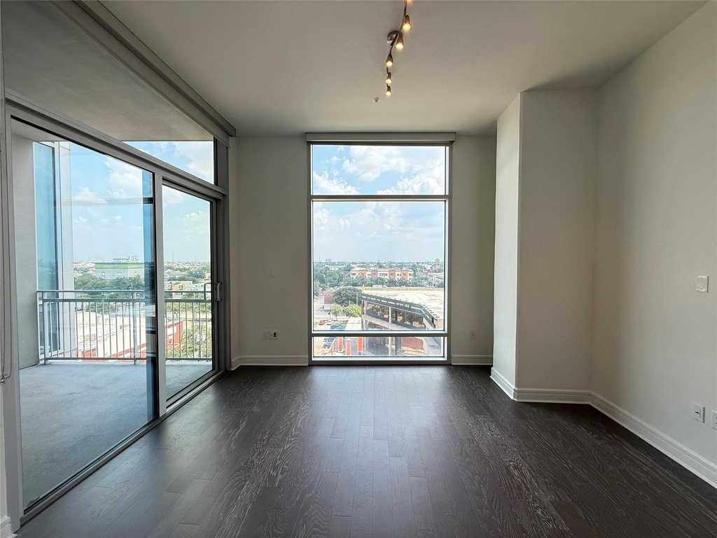 3300 Main St - Photo 2