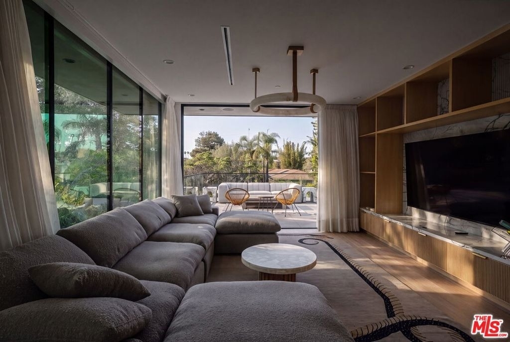 738 Palms Boulevard - Photo 1