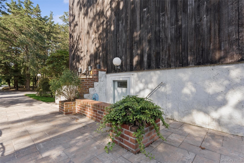 624 Noyack Road - Photo 17