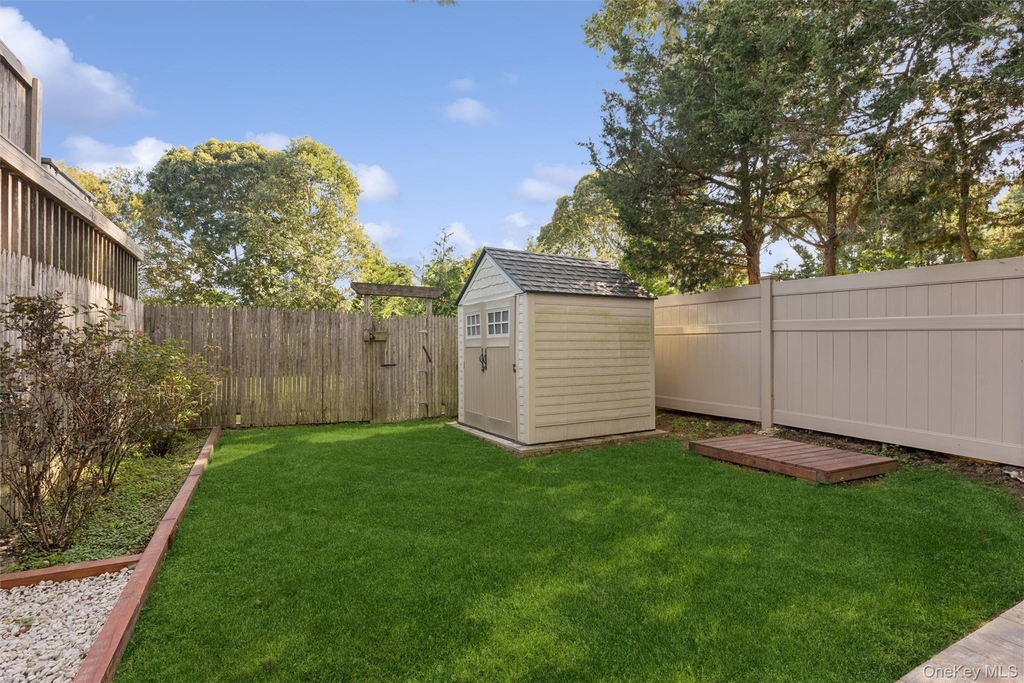 624 Noyack Road - Photo 15