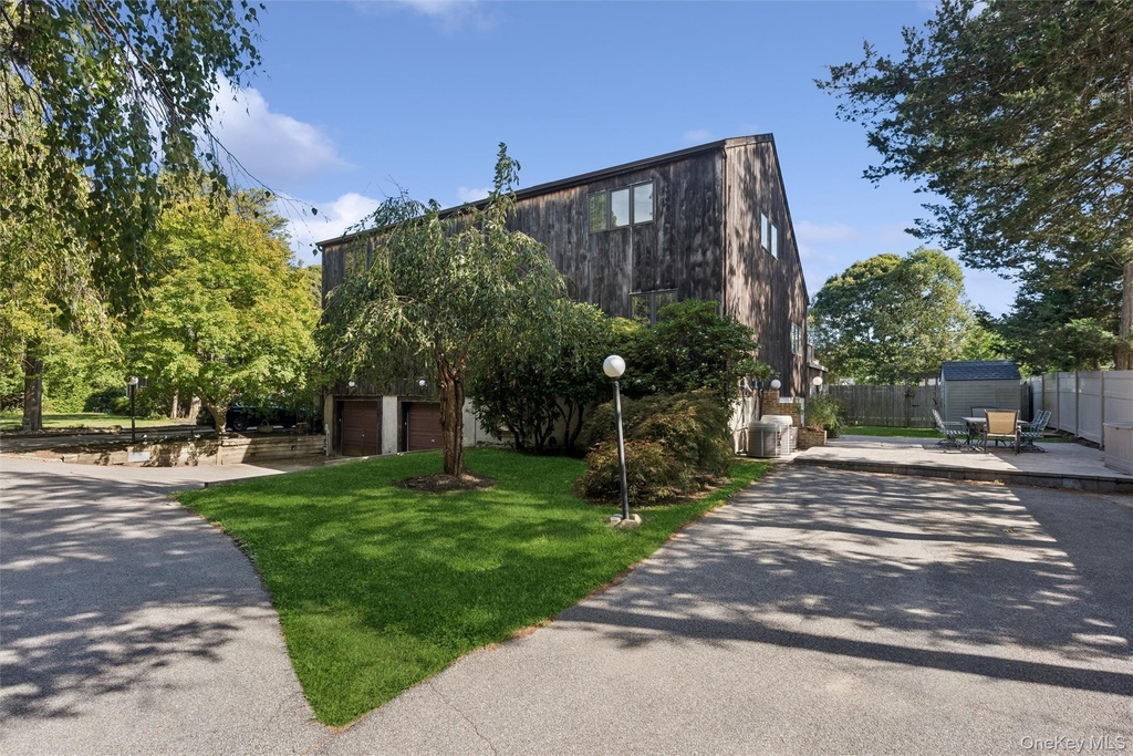 624 Noyack Road - Photo 0