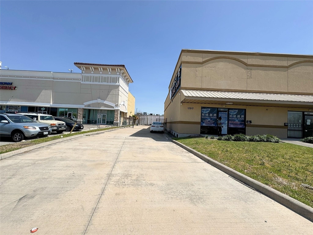 12317 Bellaire Boulevard - Photo 8