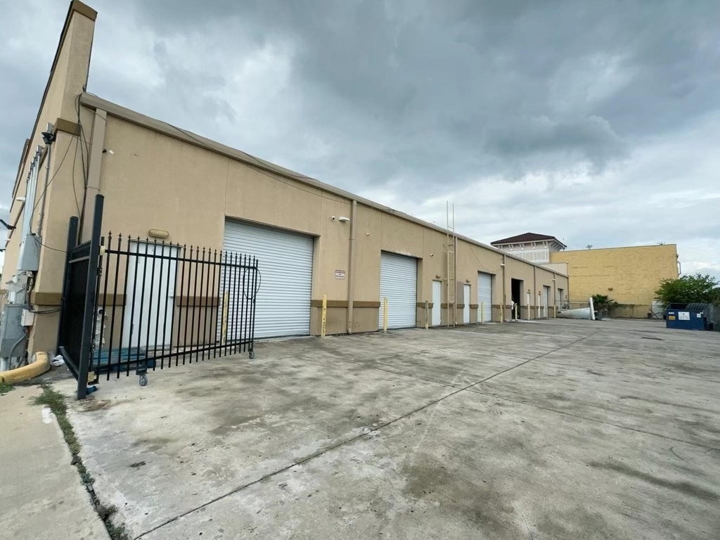 12317 Bellaire Boulevard - Photo 9