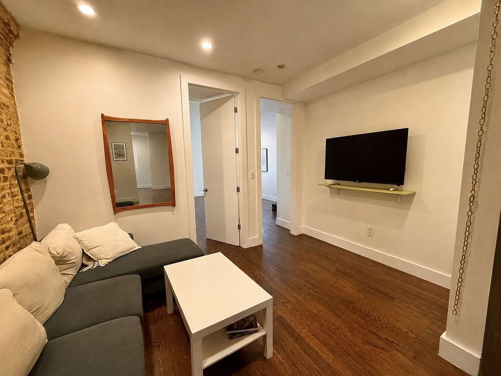 556 Kosciuszko Street - Photo 4