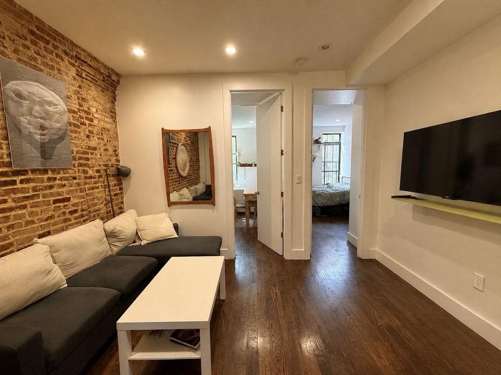 556 Kosciuszko Street - Photo 3