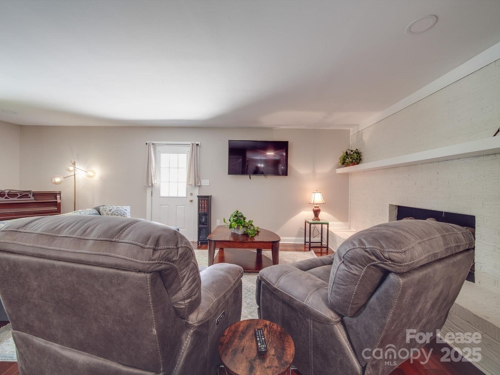 1510 Lynhurst Drive - Photo 3
