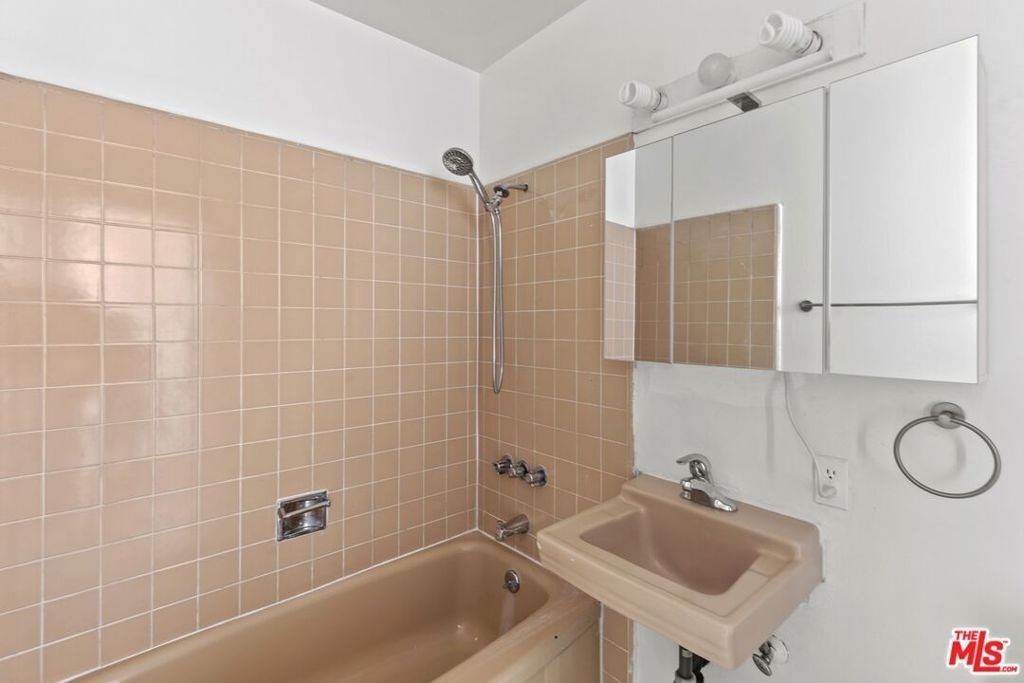 1233 Barry Avenue - Photo 14