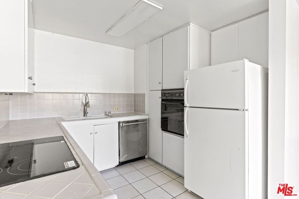 1233 Barry Avenue - Photo 10