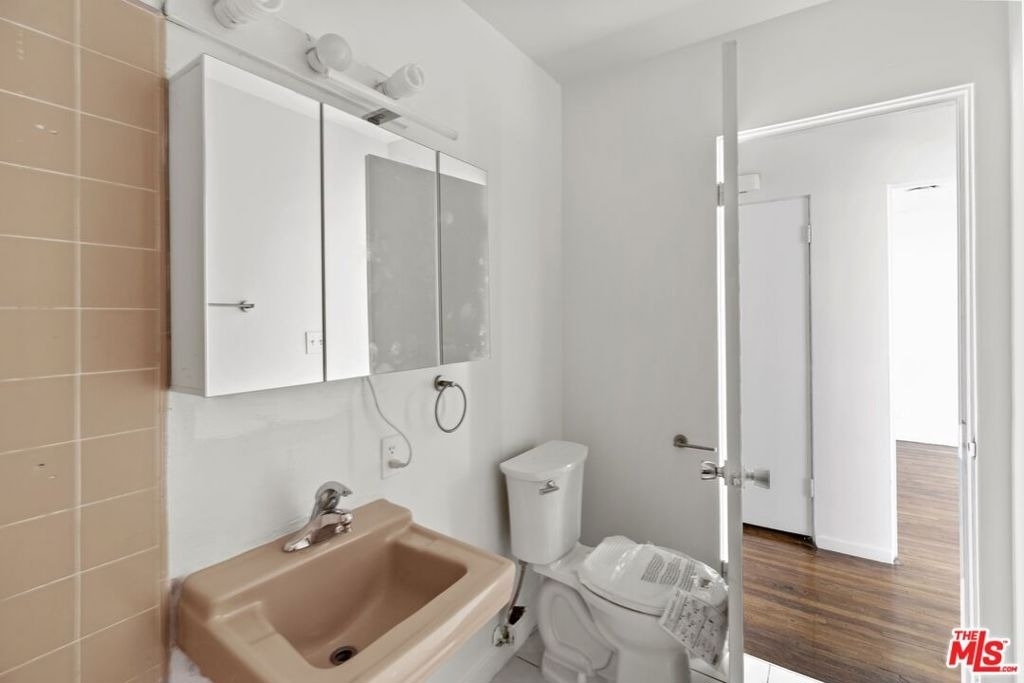 1233 Barry Avenue - Photo 2
