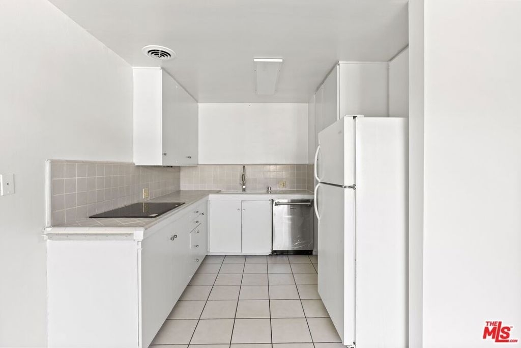 1233 Barry Avenue - Photo 9