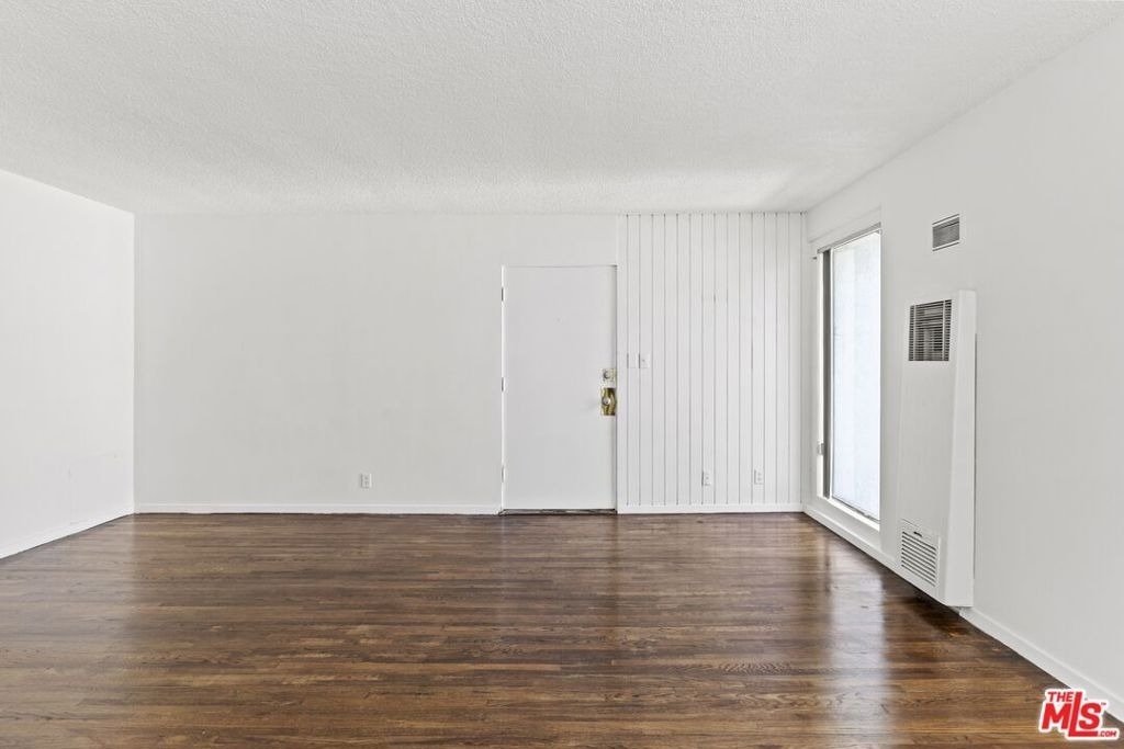1233 Barry Avenue - Photo 6