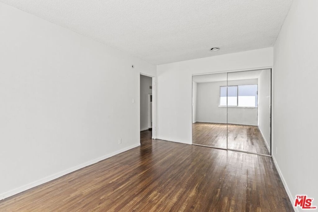 1233 Barry Avenue - Photo 4