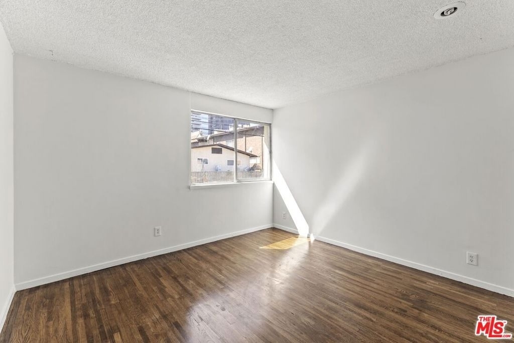 1233 Barry Avenue - Photo 12