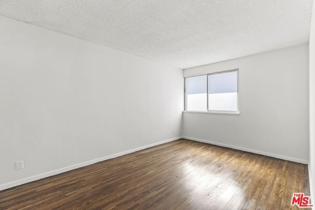 1233 Barry Avenue - Photo 3