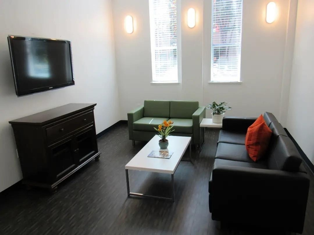 1100 17th St - Photo 4