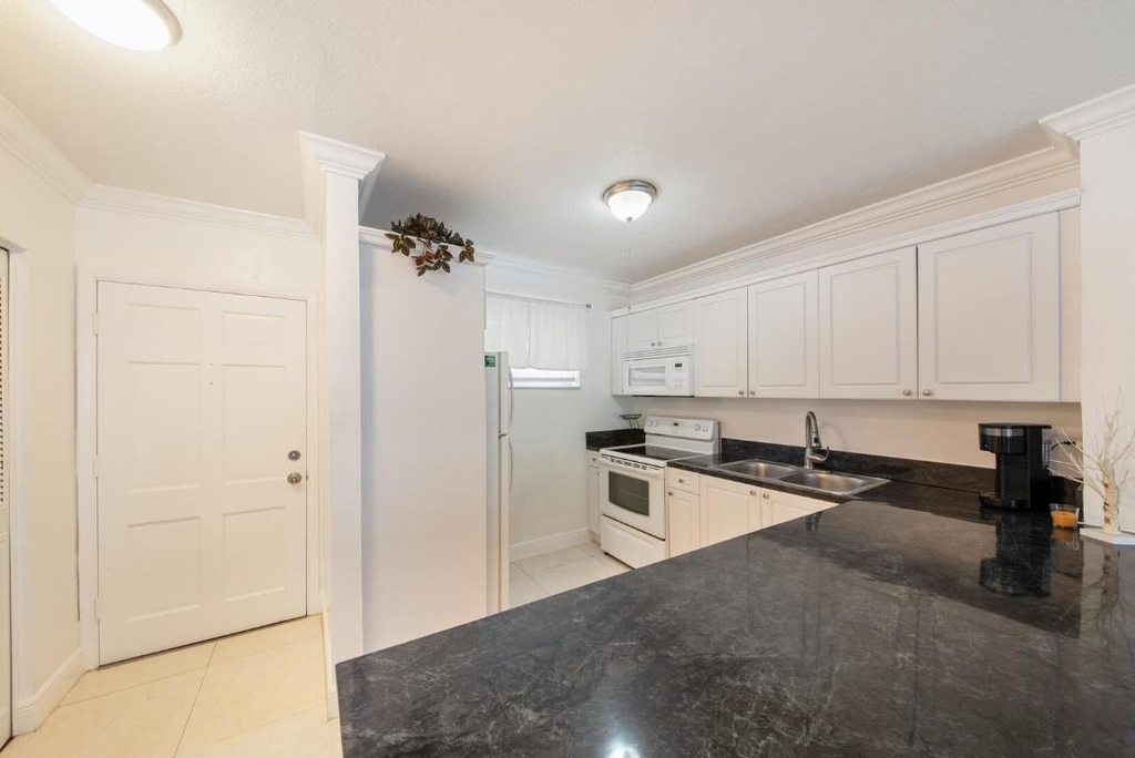 2581 N Garden Drive - Photo 5