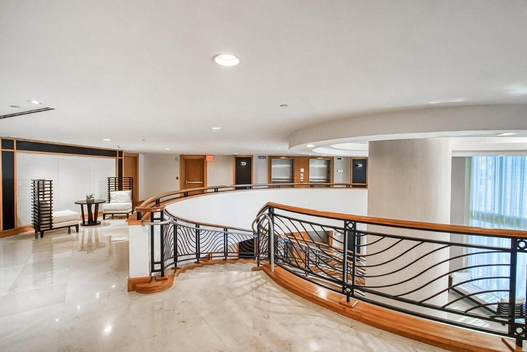 18911 Collins Avenue - Photo 13