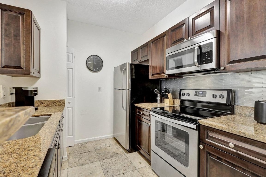580 S Sapodilla Avenue - Photo 2